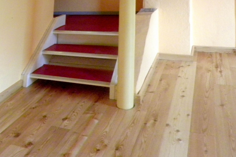 Fußboden mit Treppe